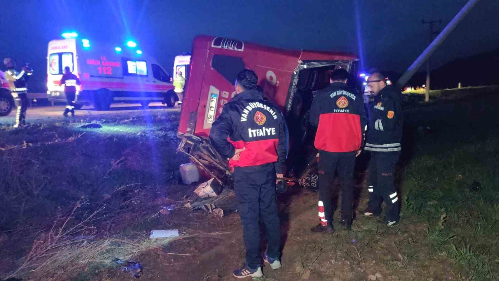 Van’da yolcu otobüsü devrildi: 28 yaralı