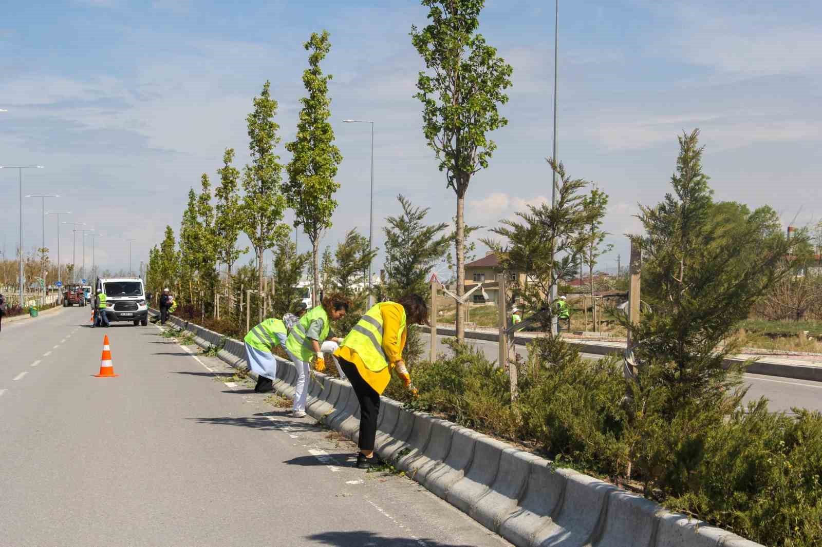Van Büyükşehir Belediyesinden sahil yolunda çalışma