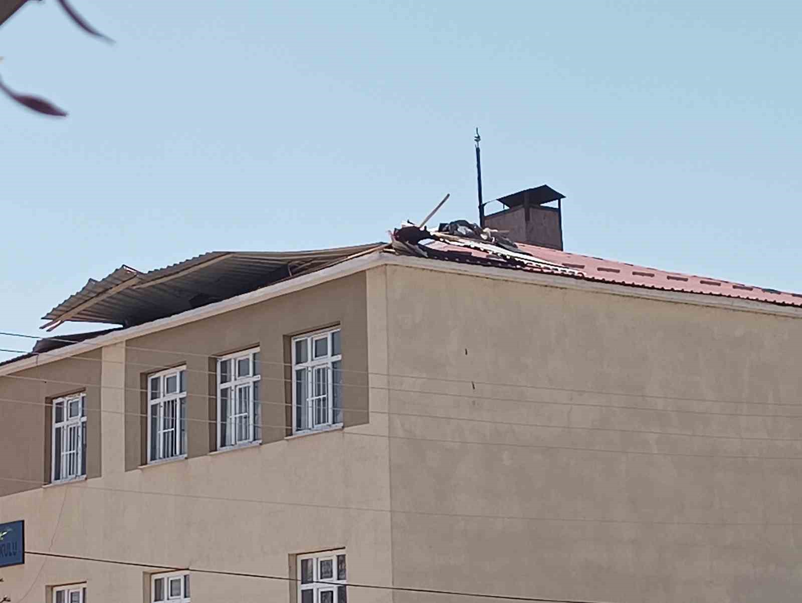 Van’da fırtına okulun çatısını uçurdu