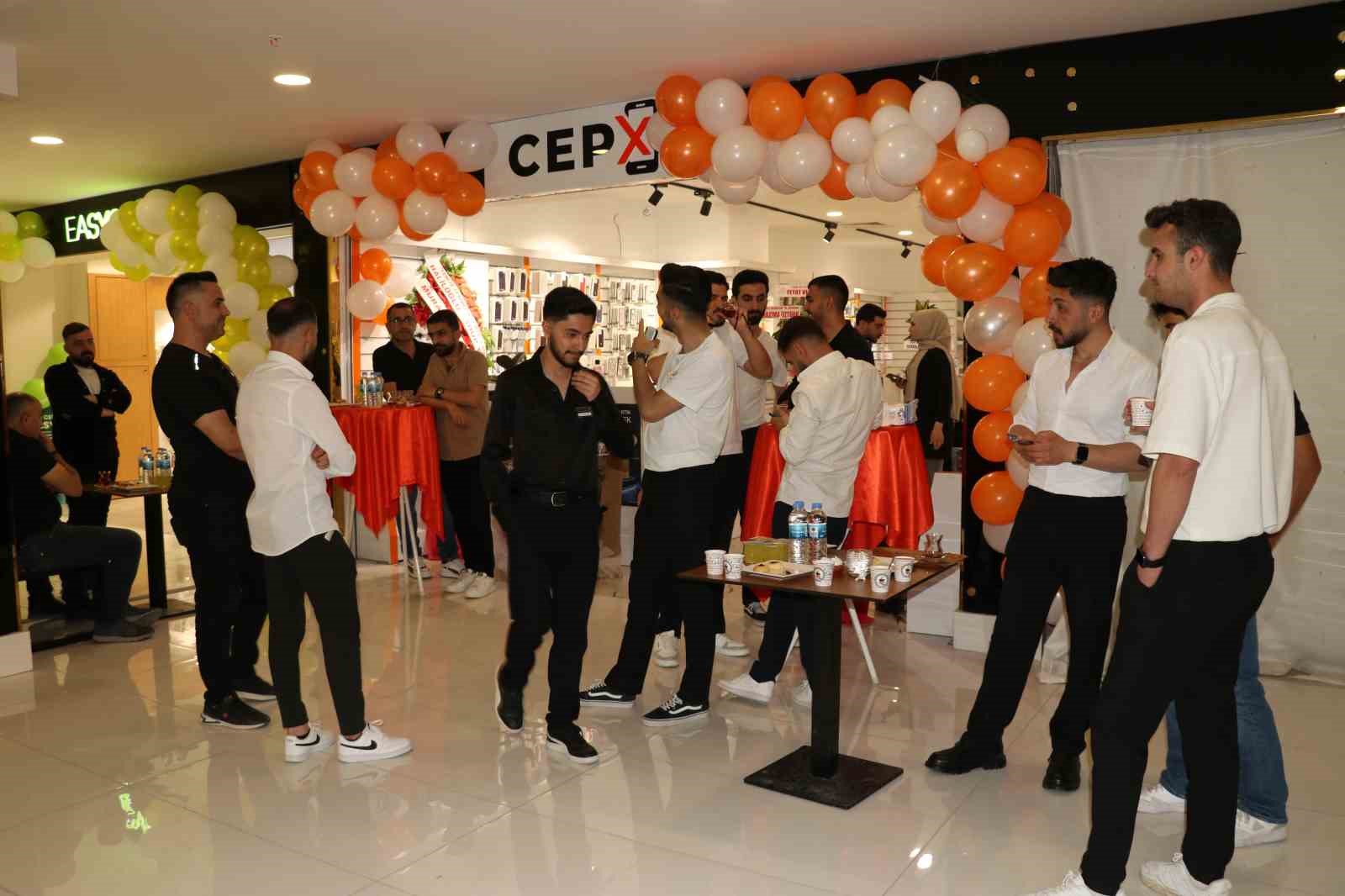 Van’da Cep X telefon mağazası açıldı