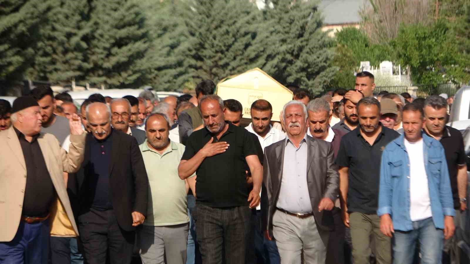 Doğa yürüyüşünde kaybolan ve cansız bedeni bulunan müdür yardımcısı toprağa verildi