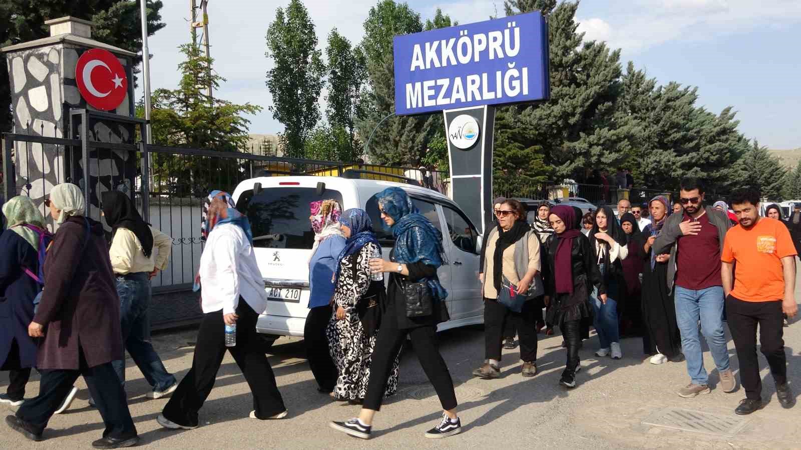 Doğa yürüyüşünde kaybolan ve cansız bedeni bulunan müdür yardımcısı toprağa verildi
