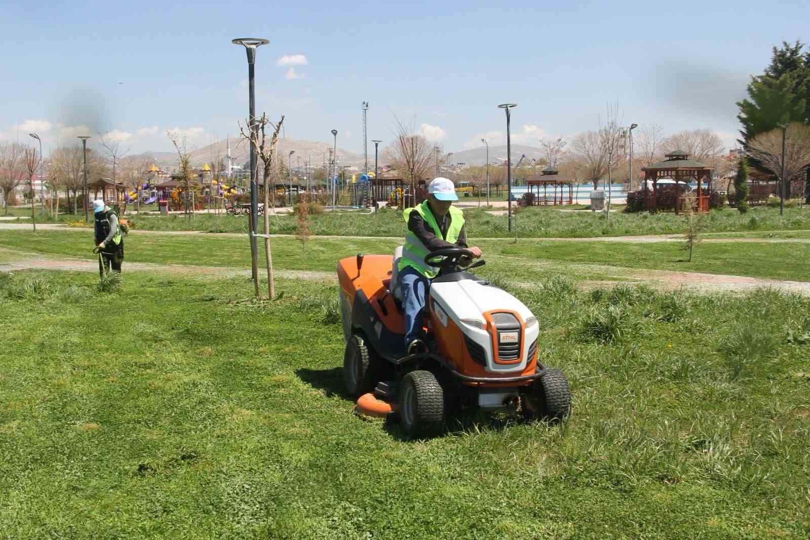 Van Büyükşehir Belediyesi parklarda çalışma başlattı