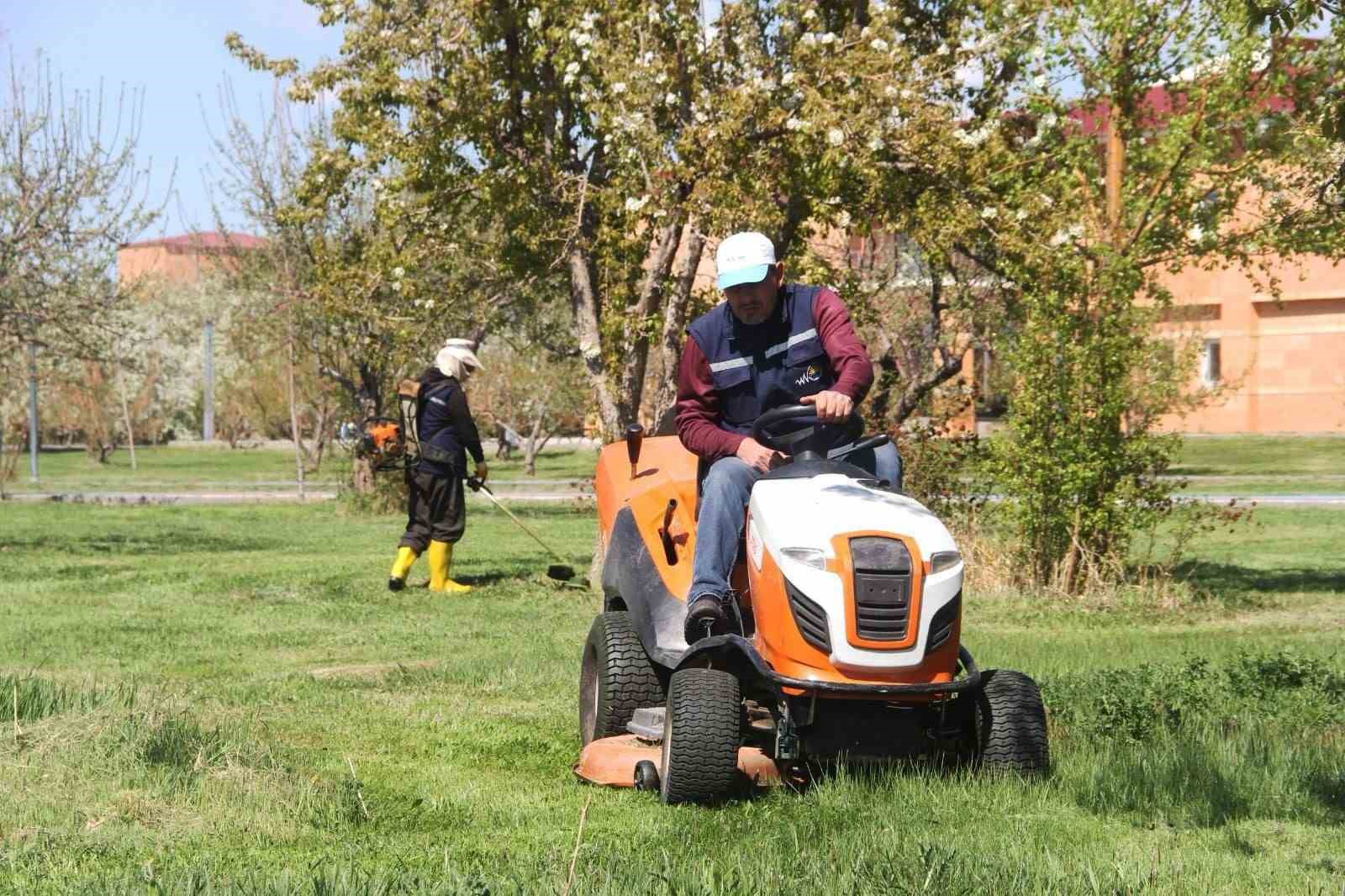 Van Büyükşehir Belediyesi parklarda çalışma başlattı