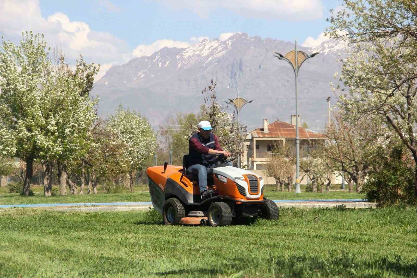 Van Büyükşehir Belediyesi parklarda çalışma başlattı