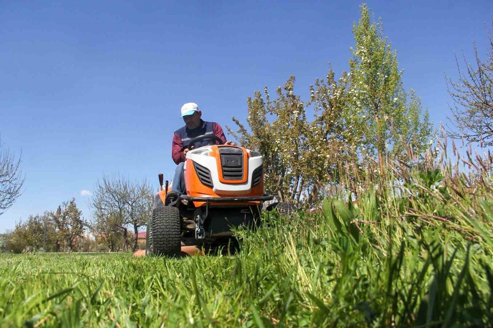 Van Büyükşehir Belediyesi parklarda çalışma başlattı