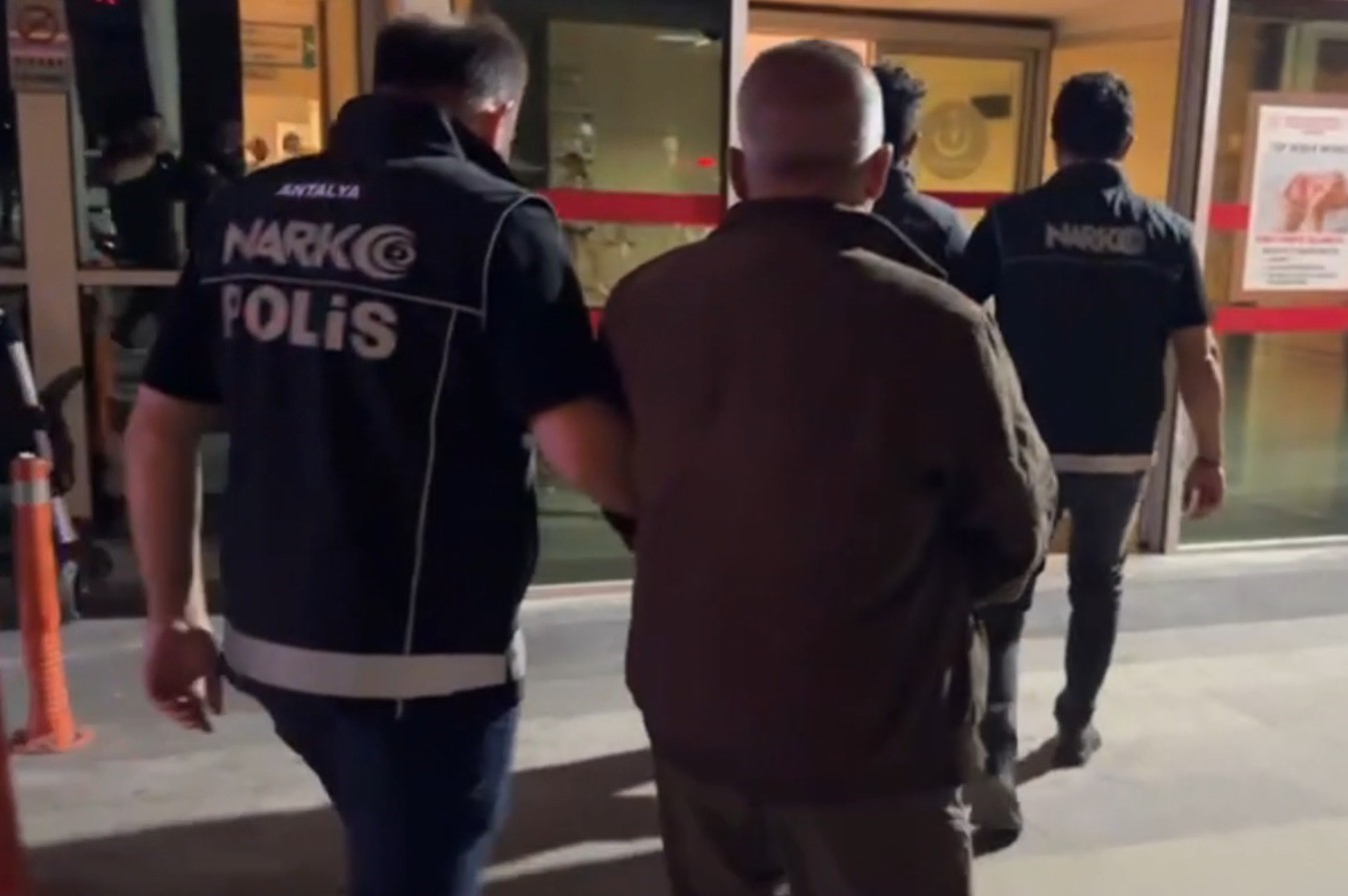 Uluslararası uyuşturucu ticaretine büyük darbe: Yuttukları eroin kapsülleriyle havalimanında yakalandılar