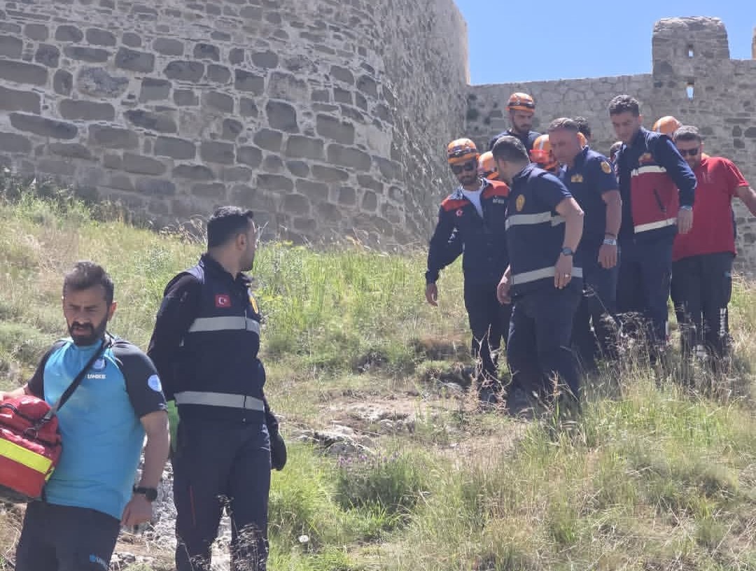 Van Kalesi’nde kayalıklarda mahsur kalan şahıs kurtarıldı