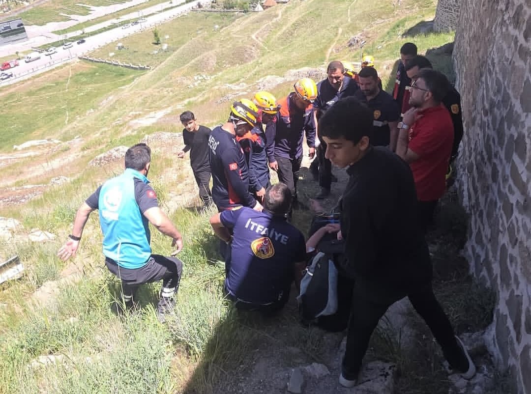 Van Kalesi’nde kayalıklarda mahsur kalan şahıs kurtarıldı