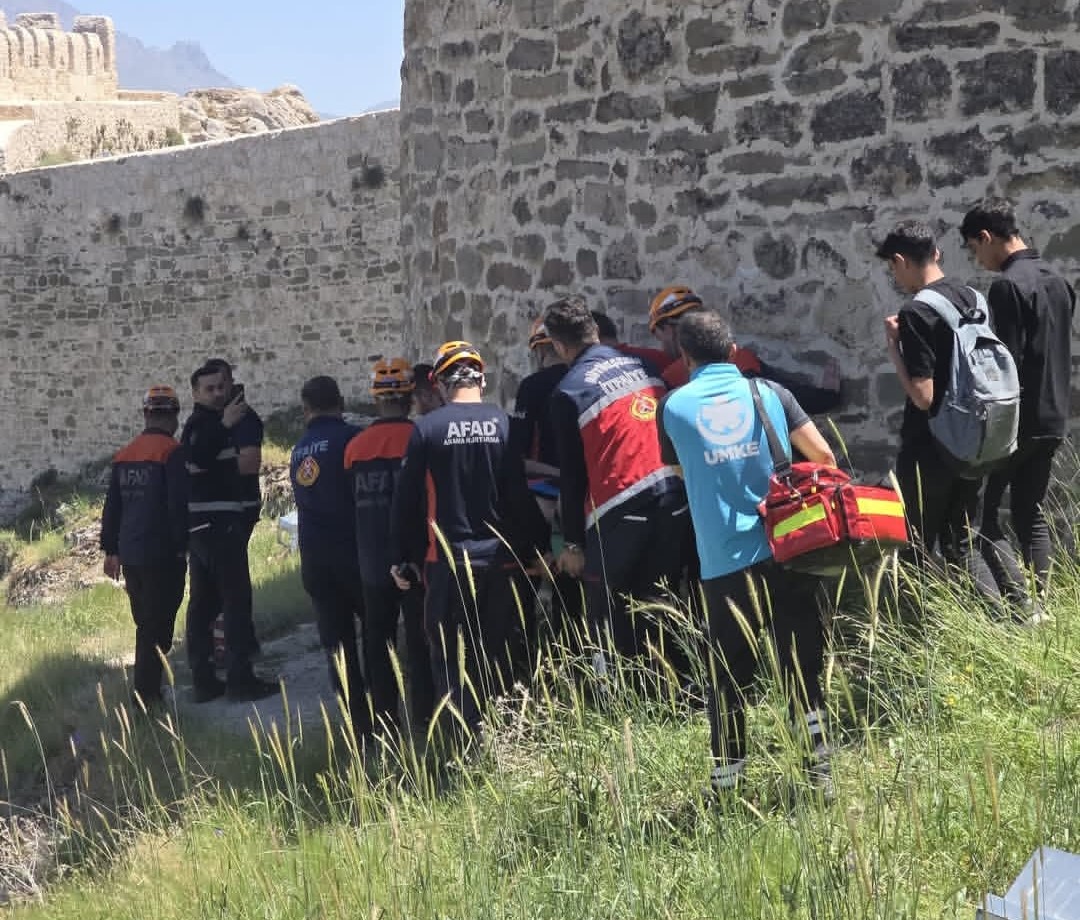 Van Kalesi’nde kayalıklarda mahsur kalan şahıs kurtarıldı