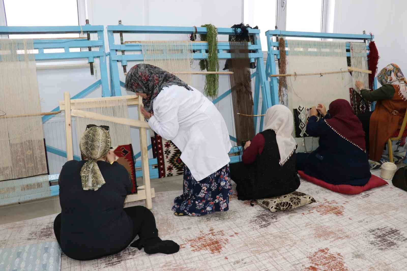 Kilimler kadınların eliyle sonraki nesillere aktarılıyor