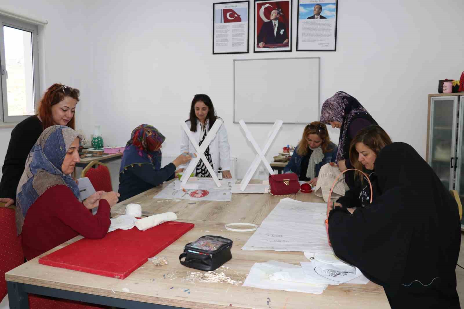Kilimler kadınların eliyle sonraki nesillere aktarılıyor