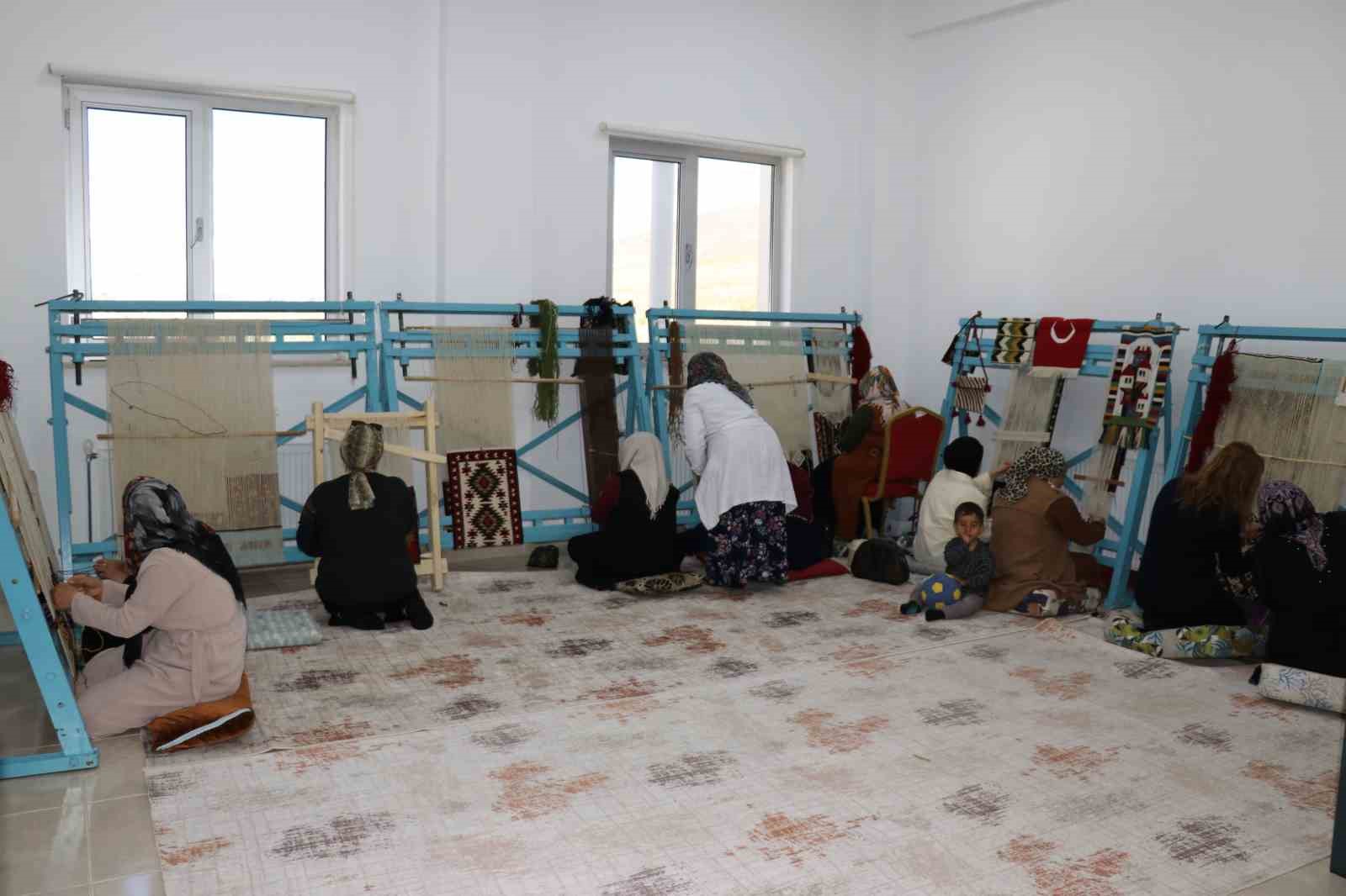 Kilimler kadınların eliyle sonraki nesillere aktarılıyor