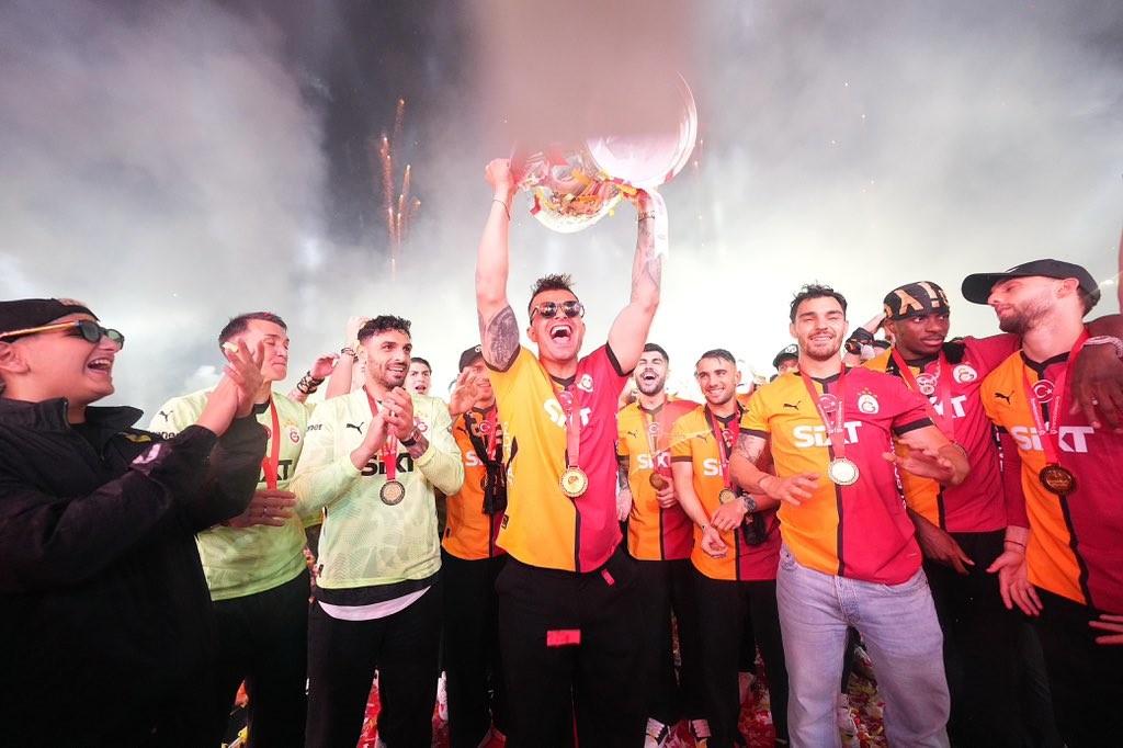Şampiyon Galatasaray, kupasını Yenikapı’da aldı