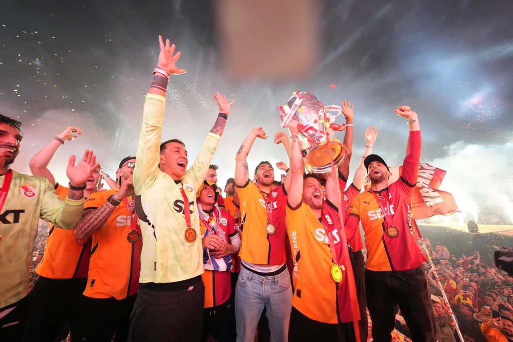 Şampiyon Galatasaray, kupasını Yenikapı’da aldı