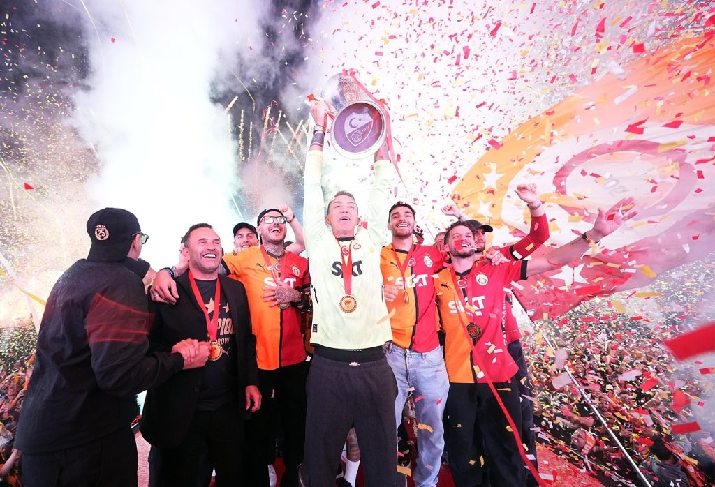 Şampiyon Galatasaray, kupasını Yenikapı’da aldı