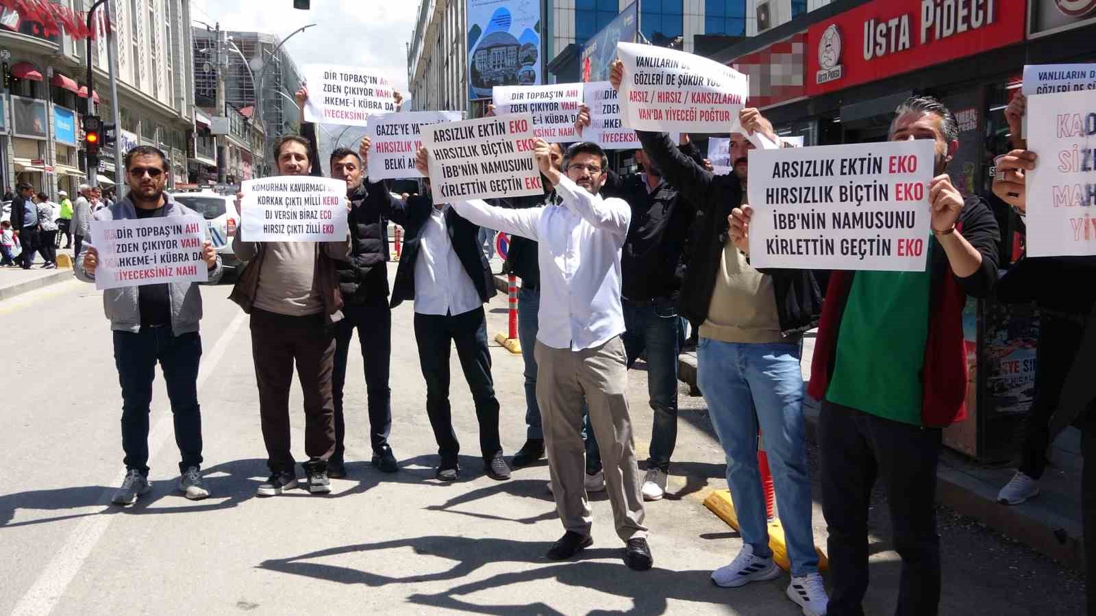Van’da CHP Lideri Özgür Özel’e pankartlı protesto