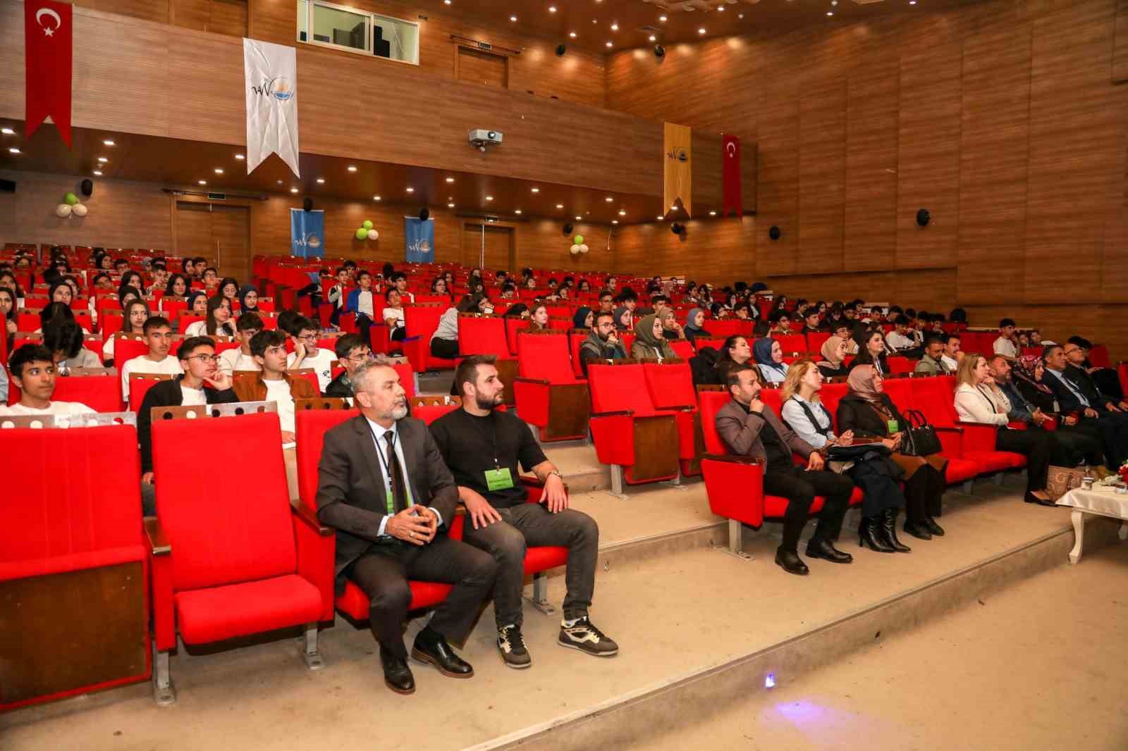 Öğrenciler ‘Liseler Arası İklim Münazarası’nda fikirlerini savundu