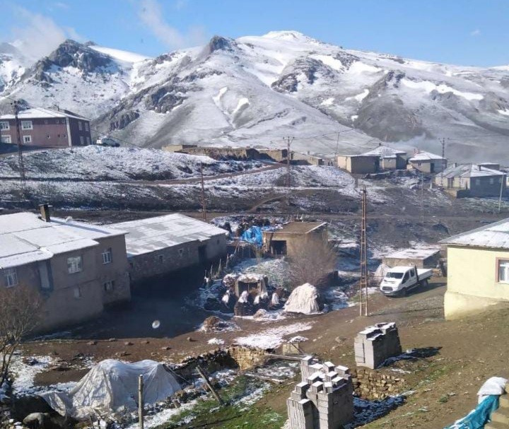 Başkale’de Mayıs ayında kar yağışı etkili oldu
