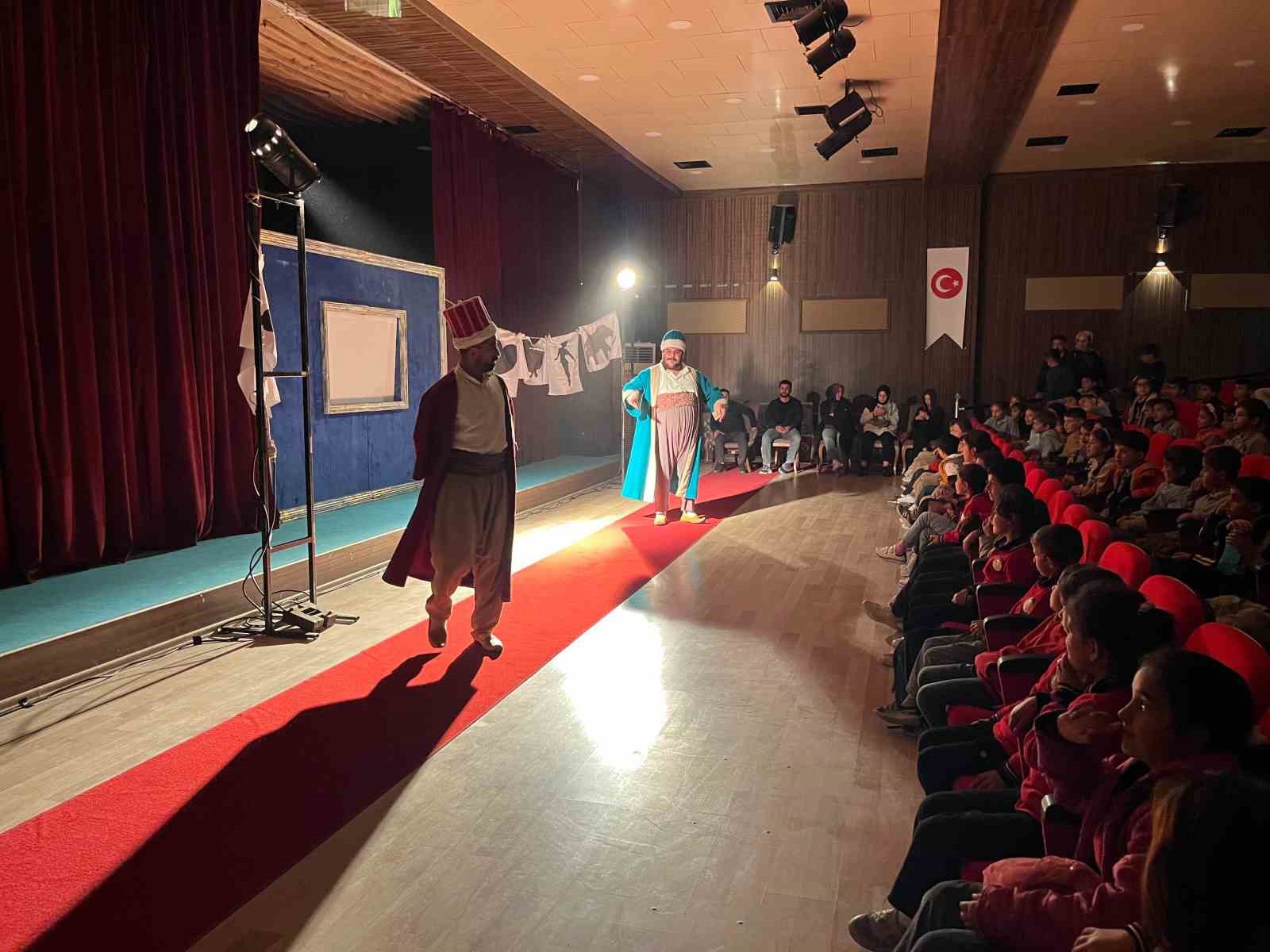 Gürpınarlı çocuklar ilk defa tiyatroyla buluştu