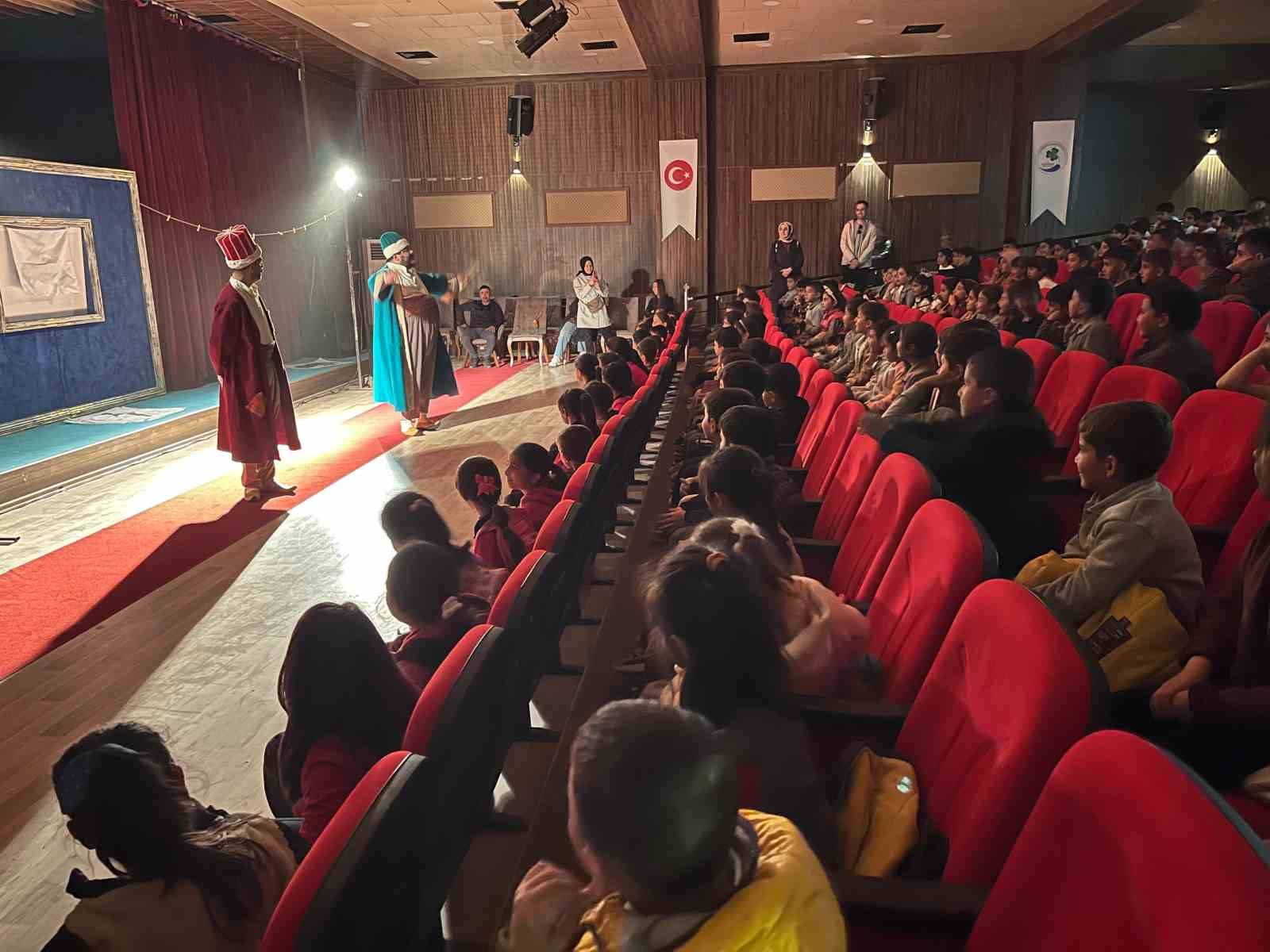 Gürpınarlı çocuklar ilk defa tiyatroyla buluştu