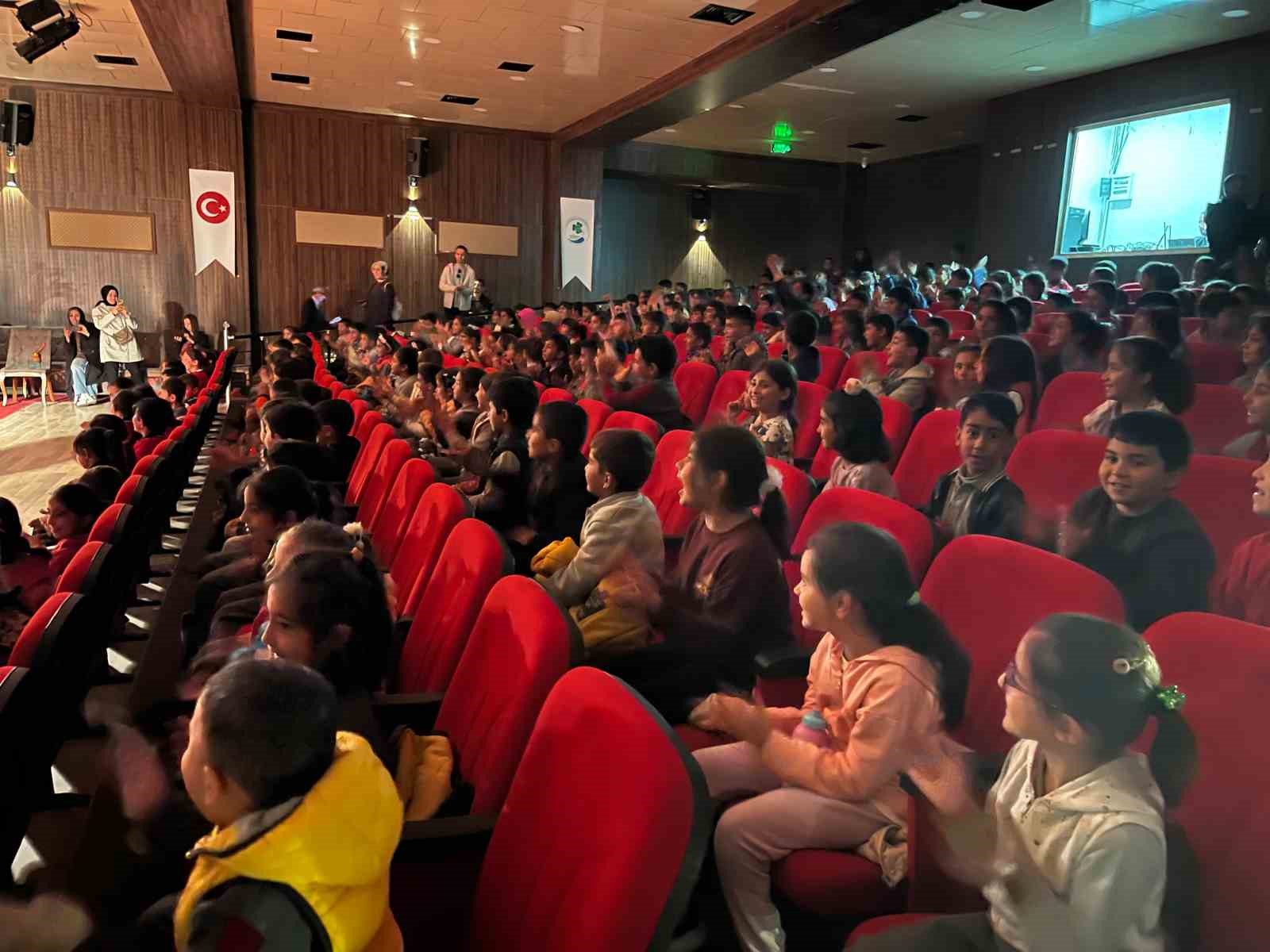 Gürpınarlı çocuklar ilk defa tiyatroyla buluştu