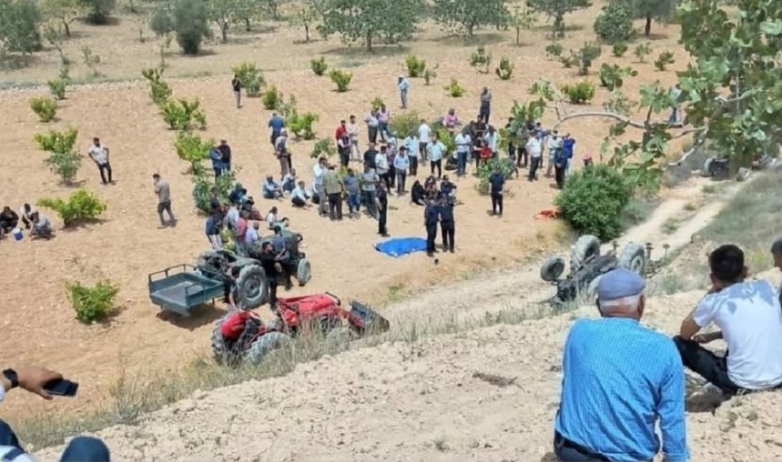 Devrilen traktörün altında kalan 22 yaşındaki sürücü hayatını kaybetti