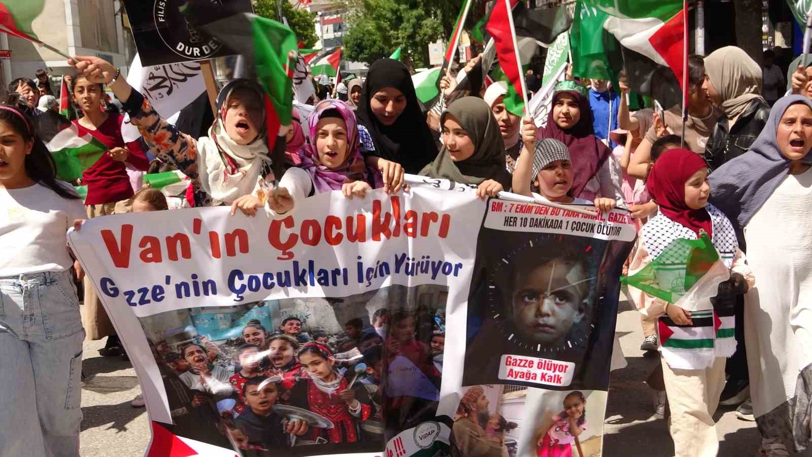 Van’da çocuklardan Gazzeli akranlarına destek yürüyüşü