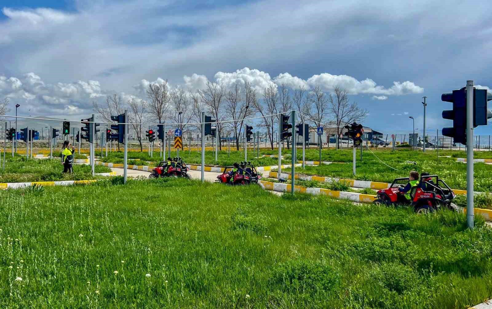 Van Büyükşehir Belediyesinden öğrencilere trafik eğitimi