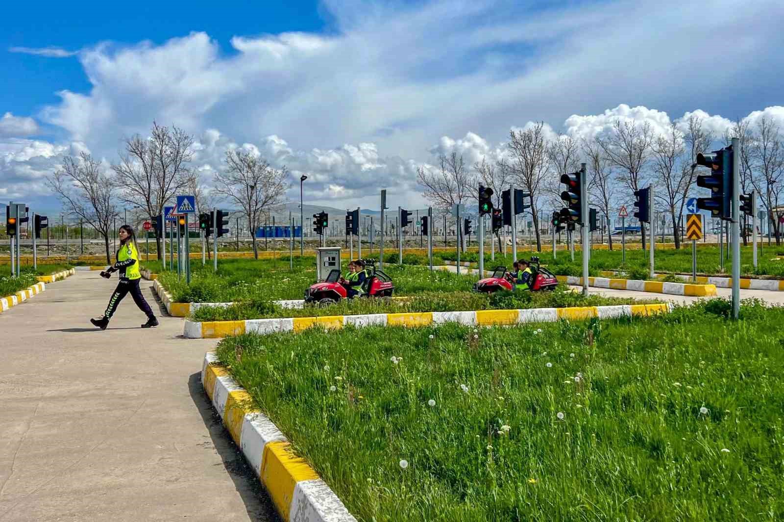 Van Büyükşehir Belediyesinden öğrencilere trafik eğitimi