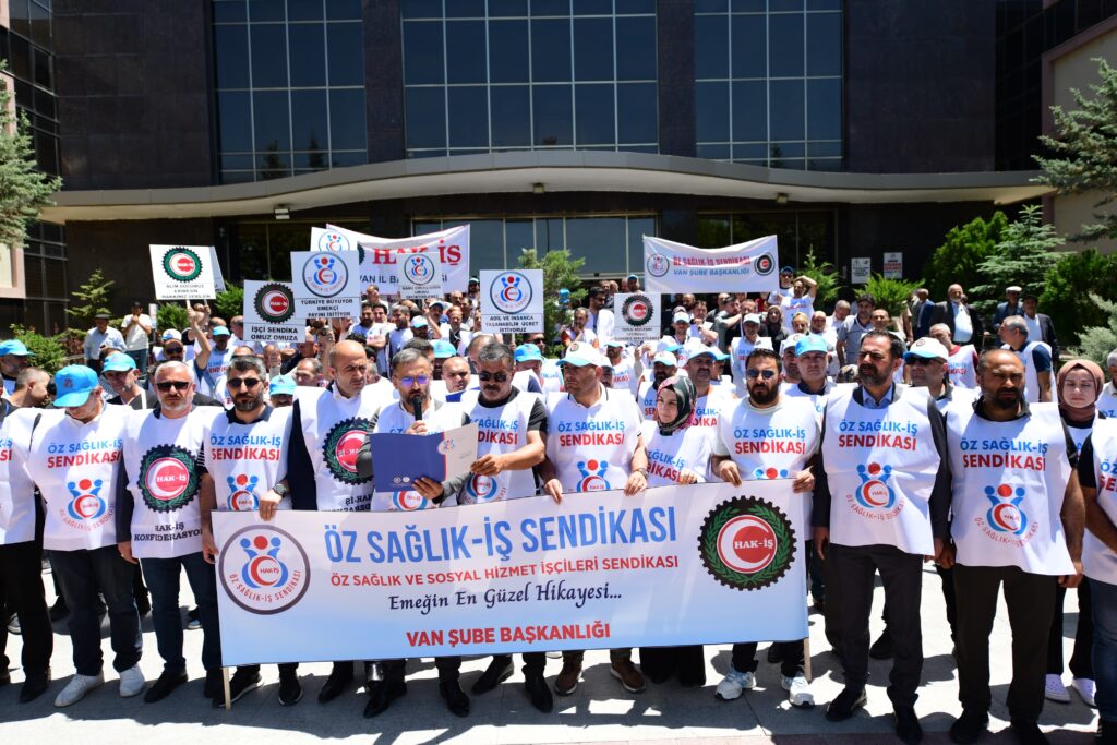 Sağlık Çalışanları Taleplerini Dile Getirdi