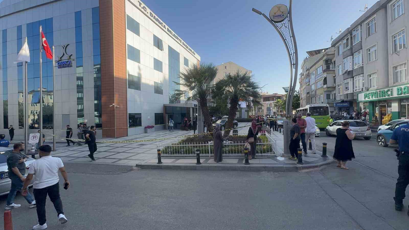 Zabıta personeli kendini vurdu, belediye başkanı kolundan yaralandı