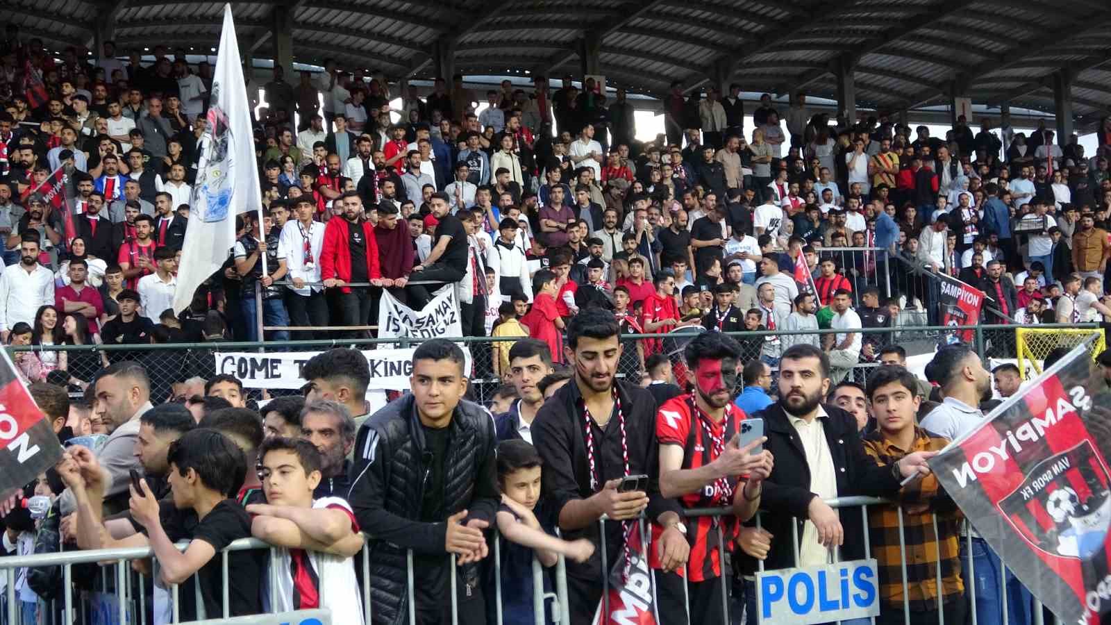 Vanspor FK’nın şampiyonluğu coşkuyla kutlandı