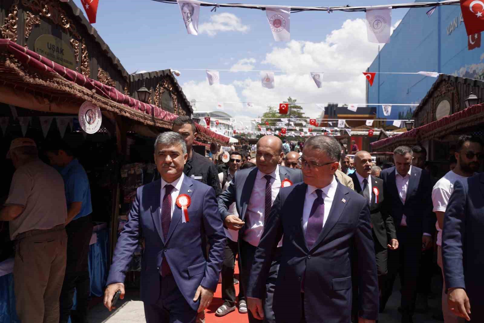 Van’da ’İşyurtları Ürün ve El Sanatları Fuarı’ devam ediyor