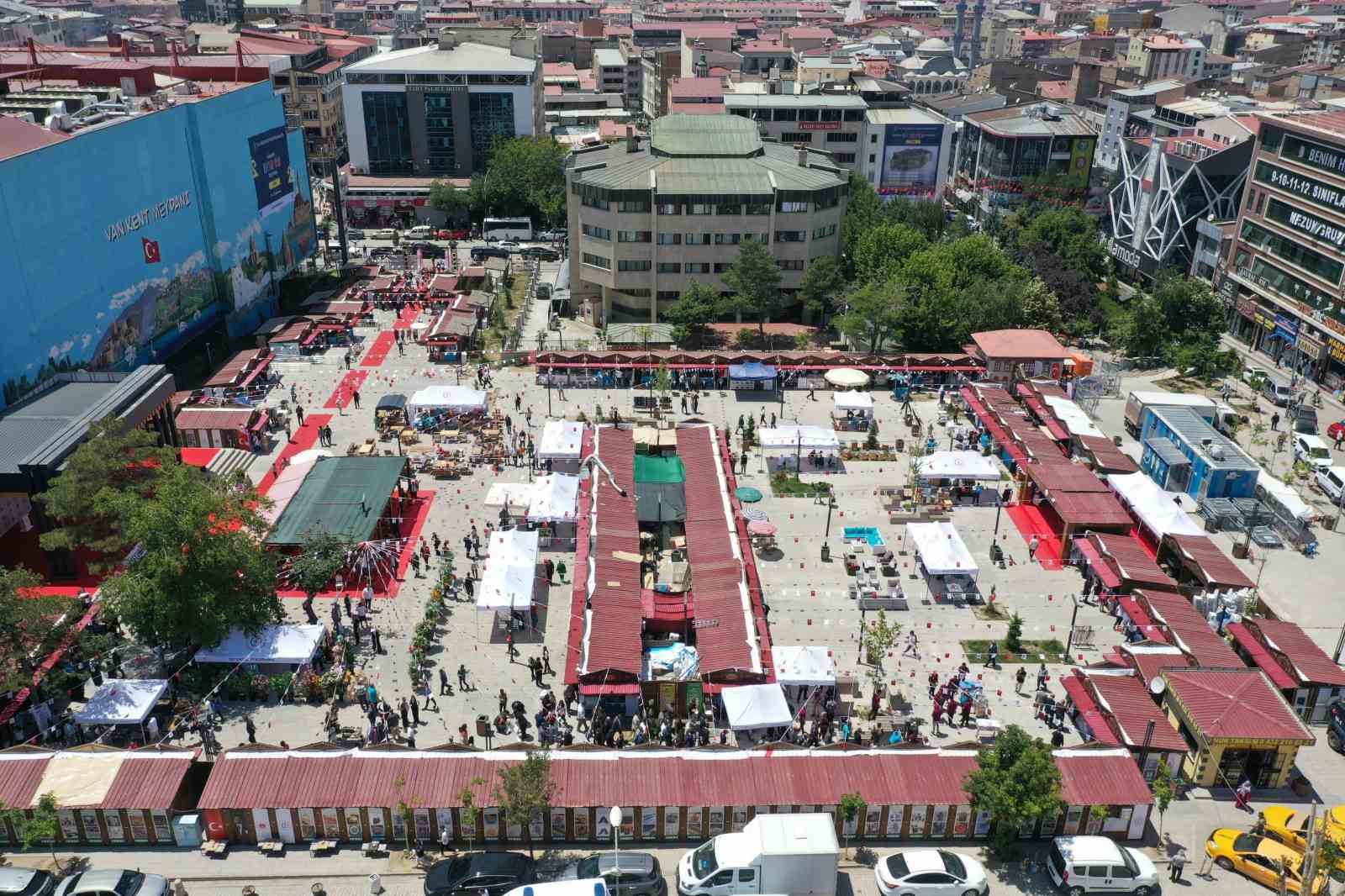 Van’da ’İşyurtları Ürün ve El Sanatları Fuarı’ devam ediyor