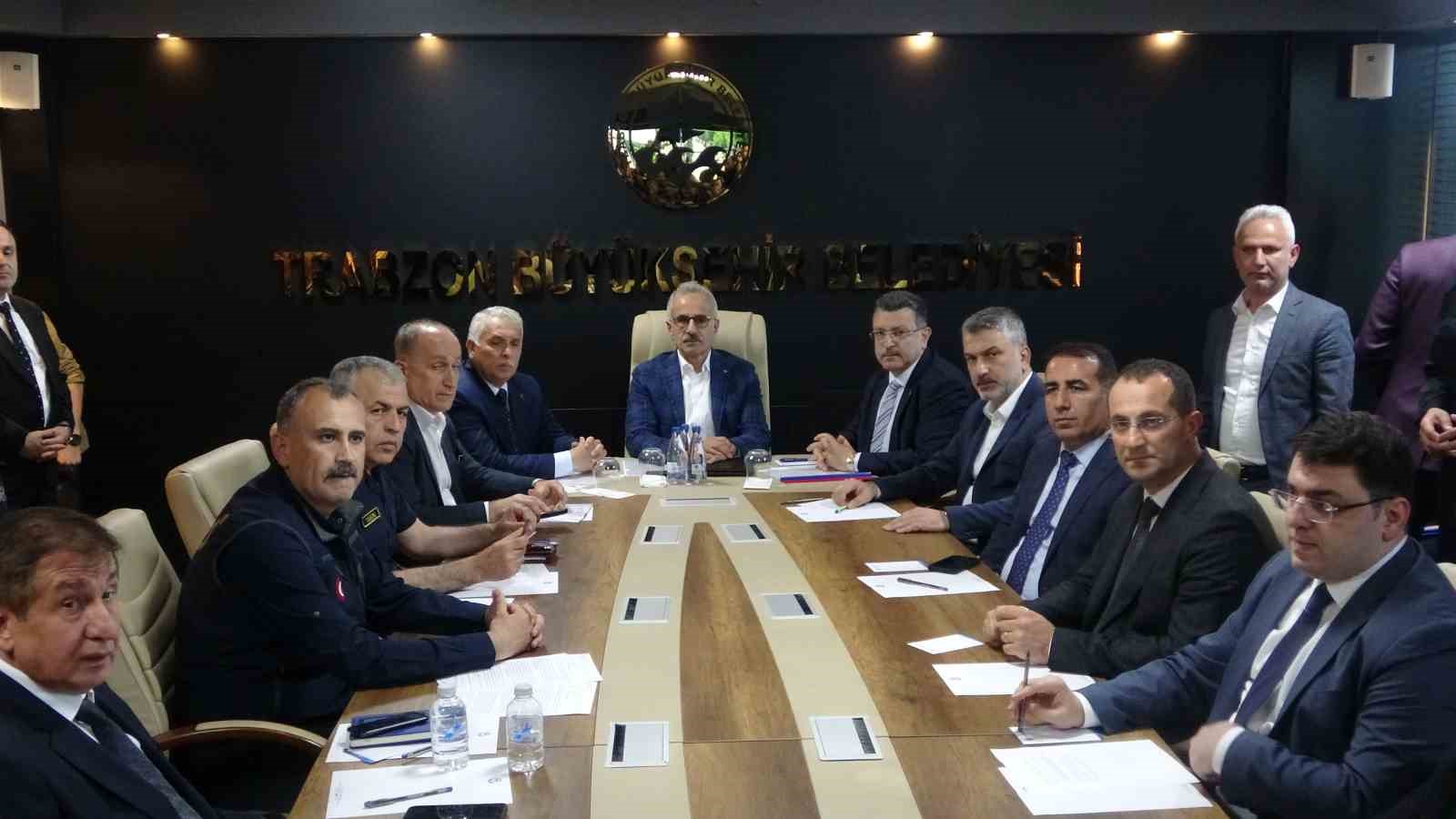 Bakan Uraloğlu, sel felaketinin yaşandığı Trabzon’da incelemelerde bulundu