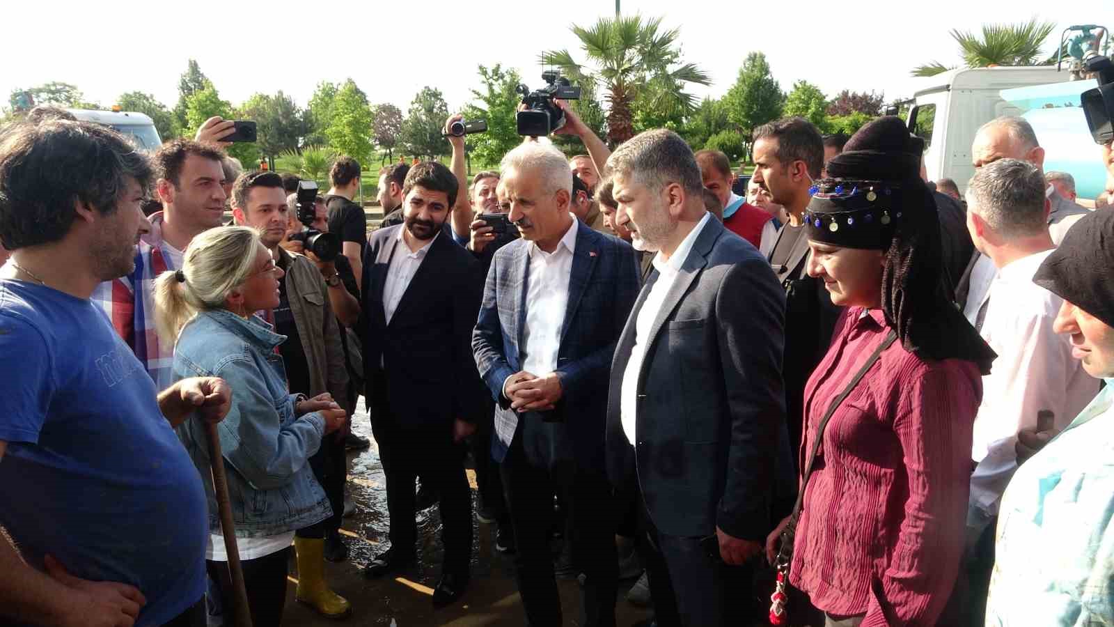 Bakan Uraloğlu, sel felaketinin yaşandığı Trabzon’da incelemelerde bulundu
