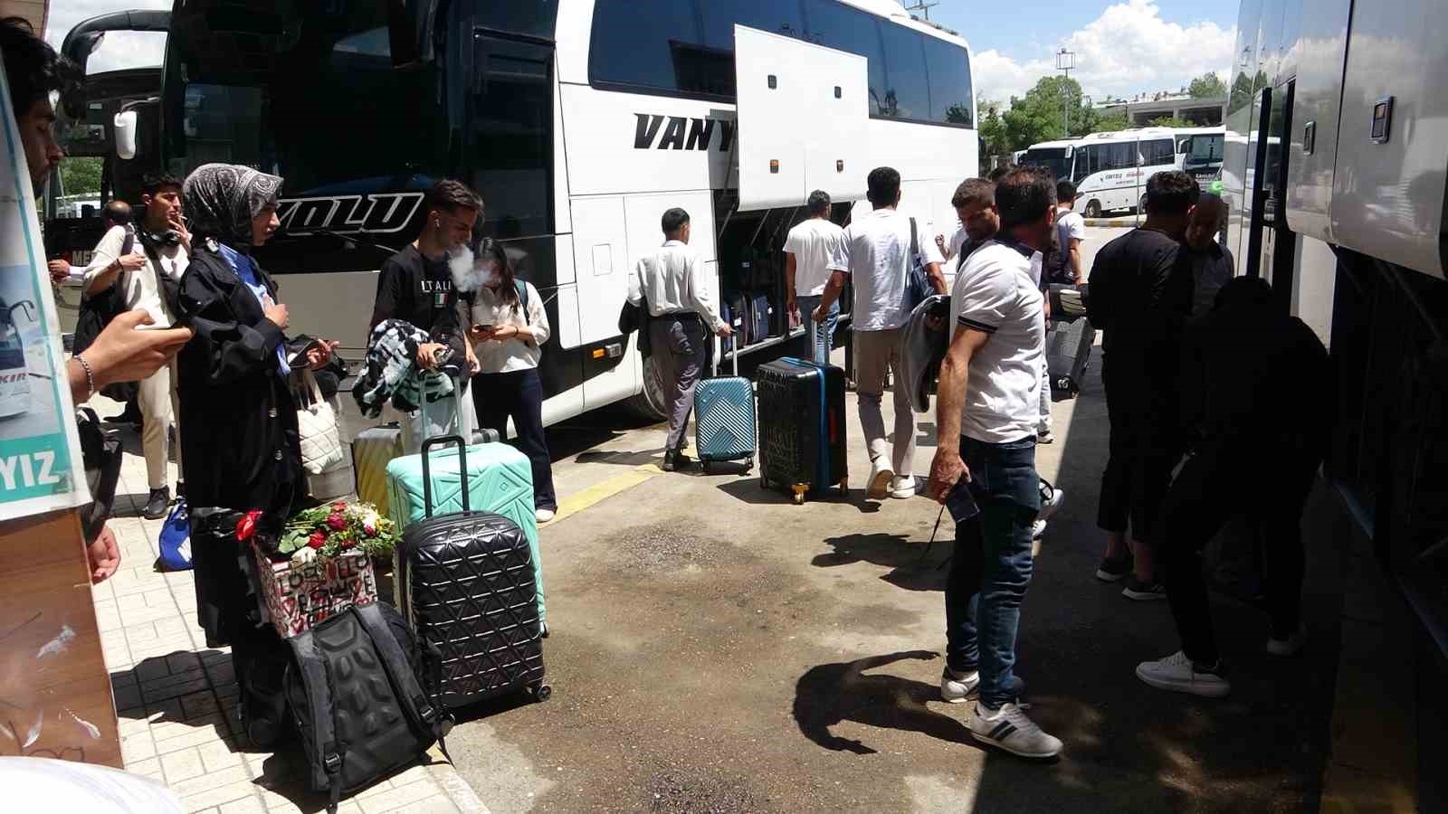 Van’daki otogarda bayram yoğunluğu başladı