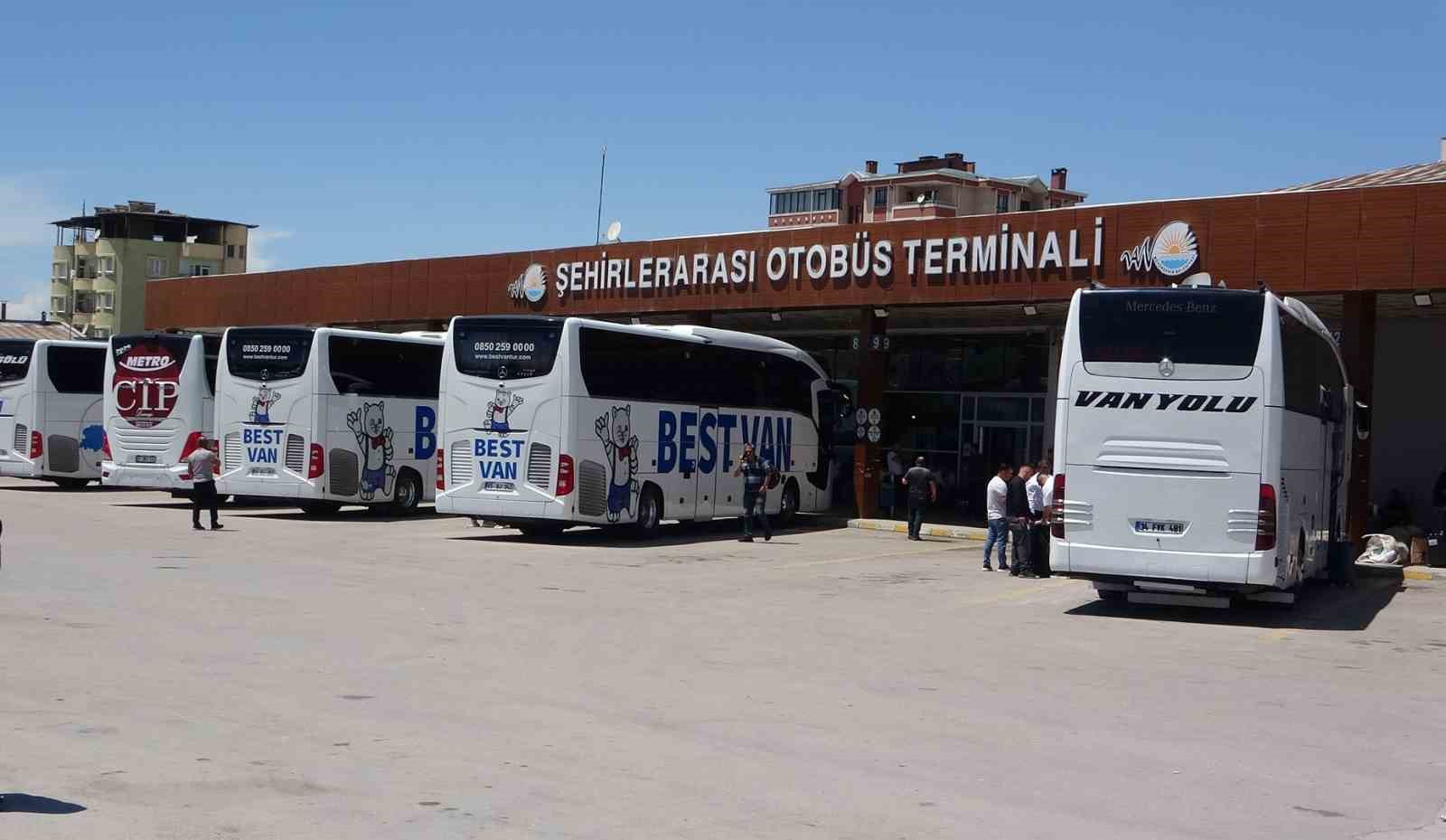 Van’daki otogarda bayram yoğunluğu başladı