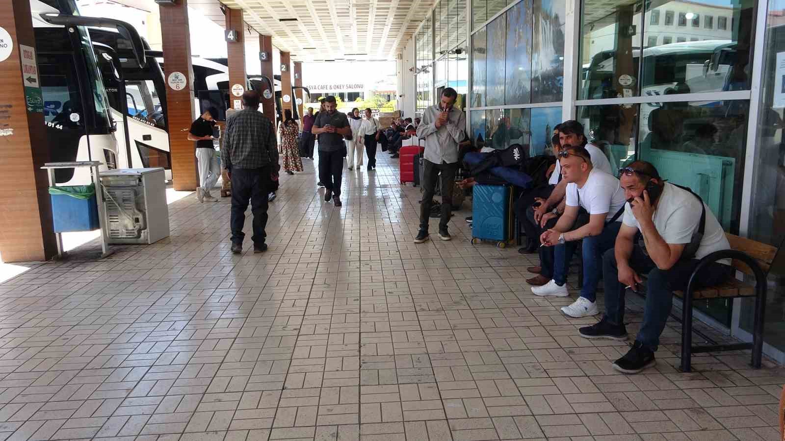 Van’daki otogarda bayram yoğunluğu başladı