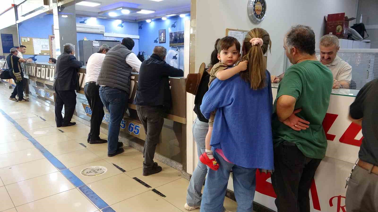 Van’daki otogarda bayram yoğunluğu başladı
