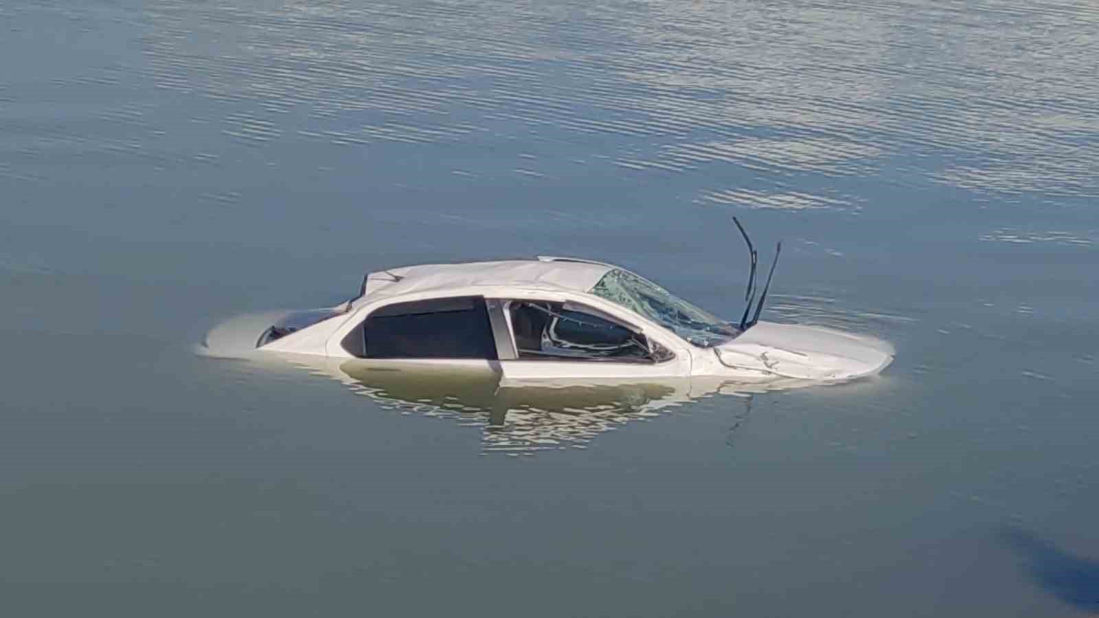 Van’da virajı alamayan otomobil Sıhke Göleyi’ne uçtu: 2 kişi yaralandı