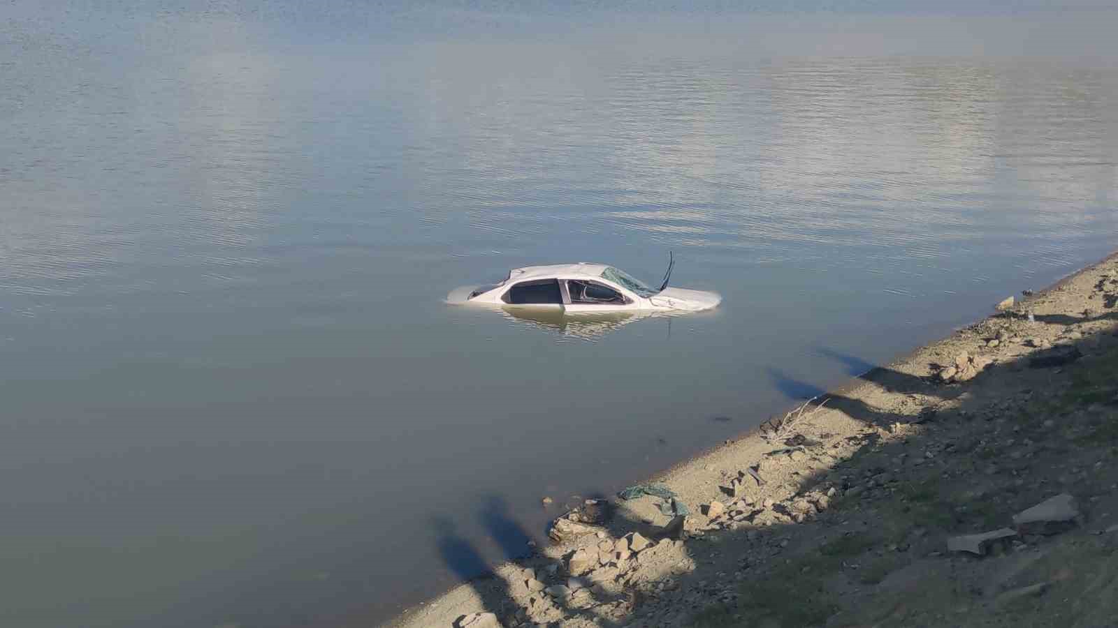 Van’da virajı alamayan otomobil Sıhke Göleyi’ne uçtu: 2 kişi yaralandı