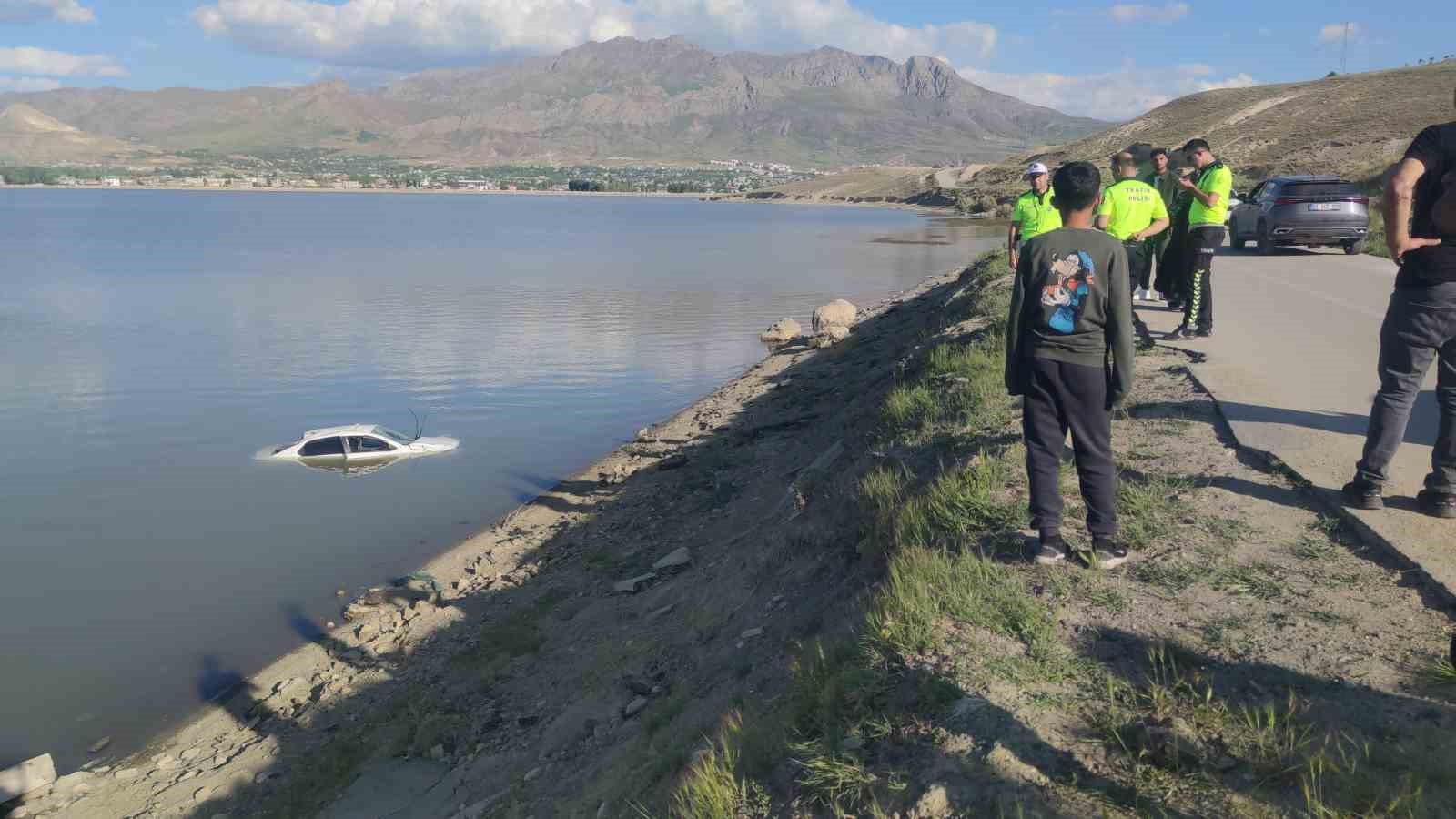 Van’da virajı alamayan otomobil Sıhke Göleyi’ne uçtu: 2 kişi yaralandı
