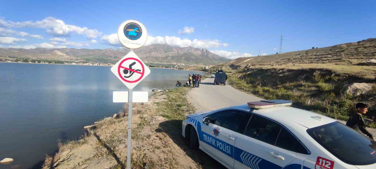 Van’da virajı alamayan otomobil Sıhke Göleyi’ne uçtu: 2 kişi yaralandı