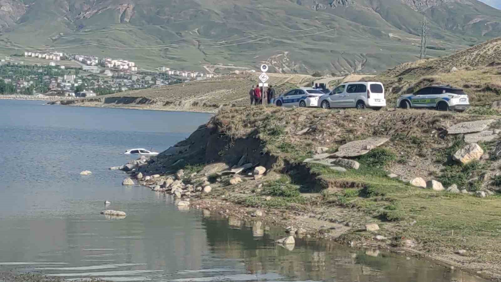 Van’da virajı alamayan otomobil Sıhke Göleyi’ne uçtu: 2 kişi yaralandı