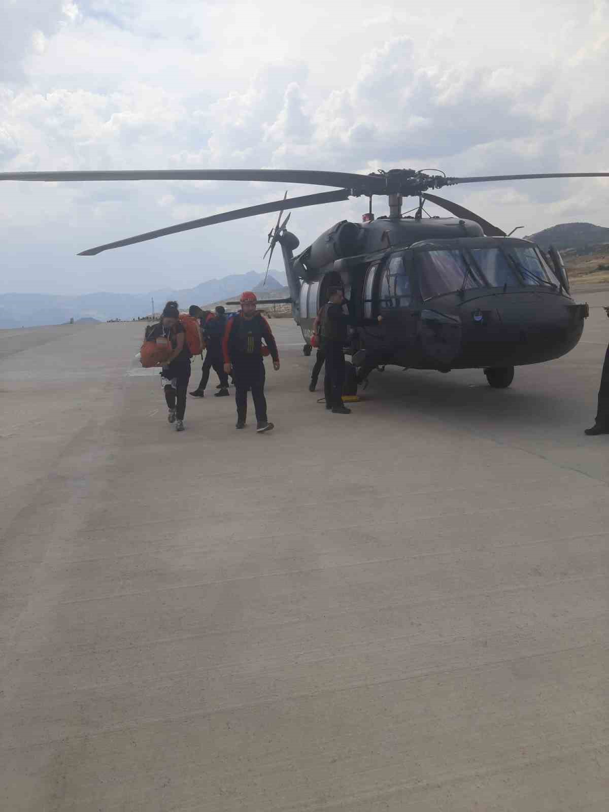 Gabar Dağı’nda kayalıklardan düşen genç, askeri helikopterle alındı