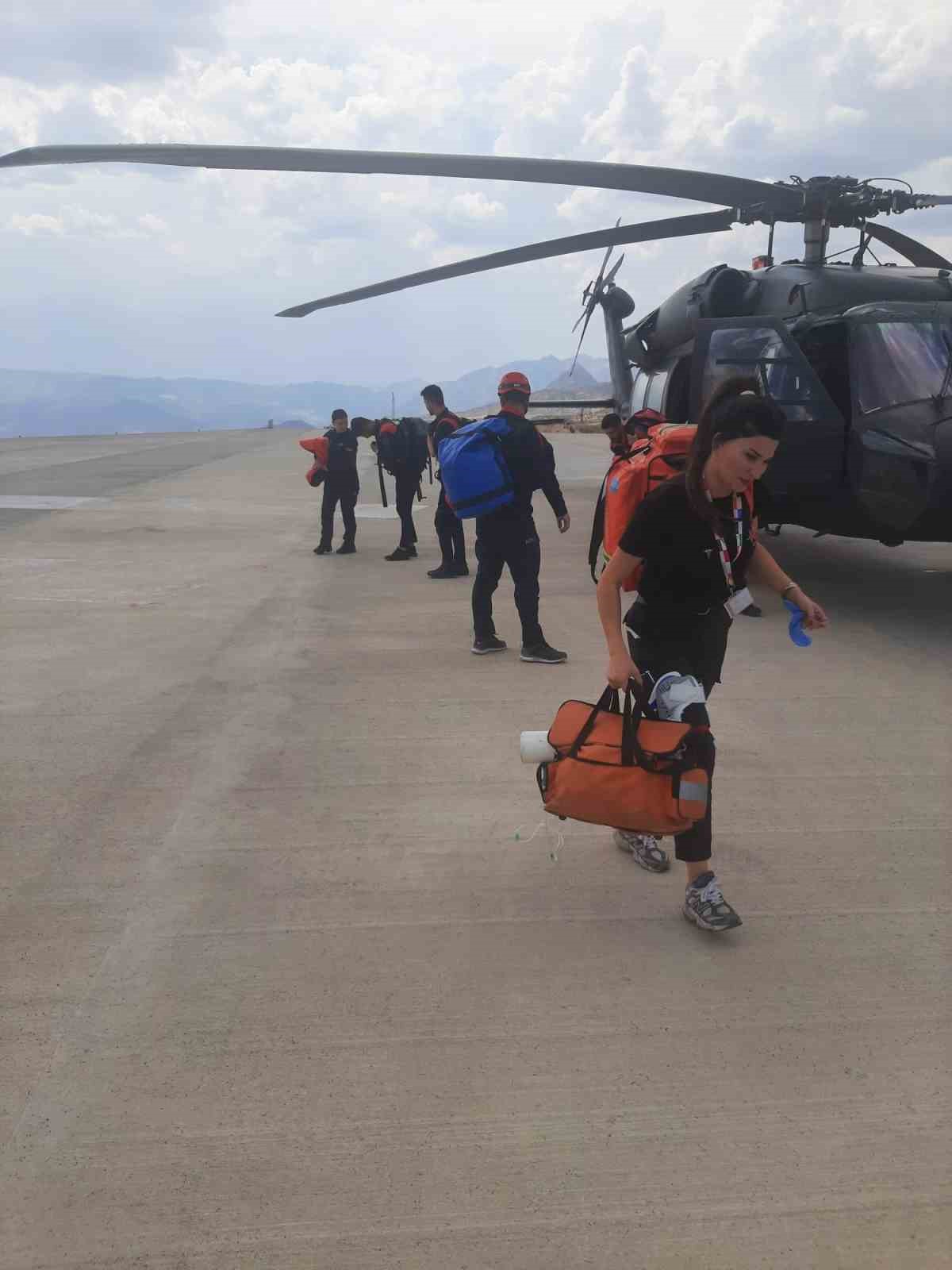 Gabar Dağı’nda kayalıklardan düşen genç, askeri helikopterle alındı