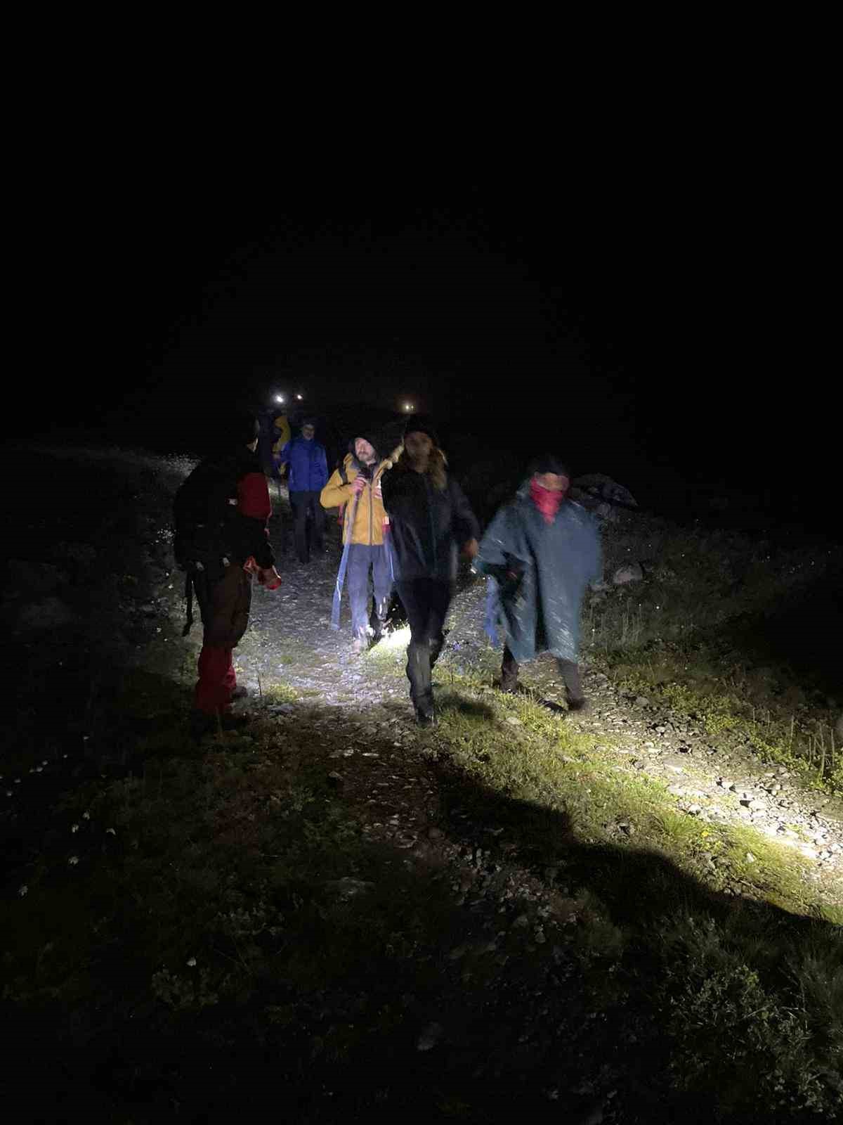 Demirkapı Yaylası’nda sisten yönlerini şaşıran dağcıların imdadına jandarma ve AFAD yetişti