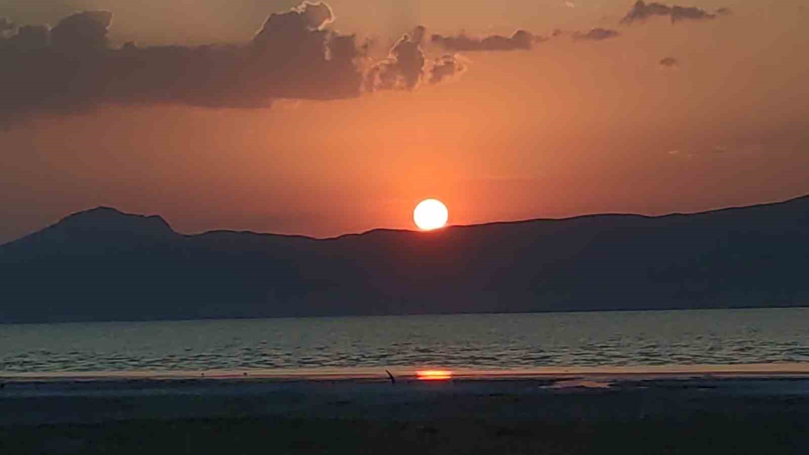 Erçek Gölü’nde muhteşem gün batımı